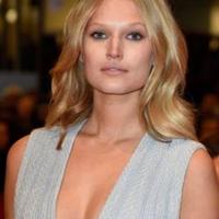 snapchat de Toni Garrn Model, ; instagram de Toni Garrn Model, ; youtube de Toni Garrn Model, ; facebook de Toni Garrn Model, 